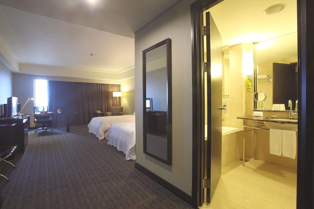 โรงแรมต้าอี้ แลนดิส ไทหนาน ไถหนาน ภายนอก รูปภาพ A room at the hotel