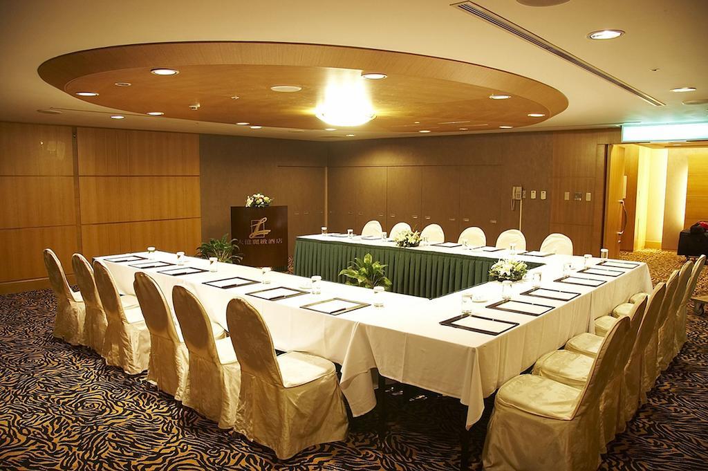 โรงแรมต้าอี้ แลนดิส ไทหนาน ไถหนาน ภายนอก รูปภาพ A meeting room at a hotel