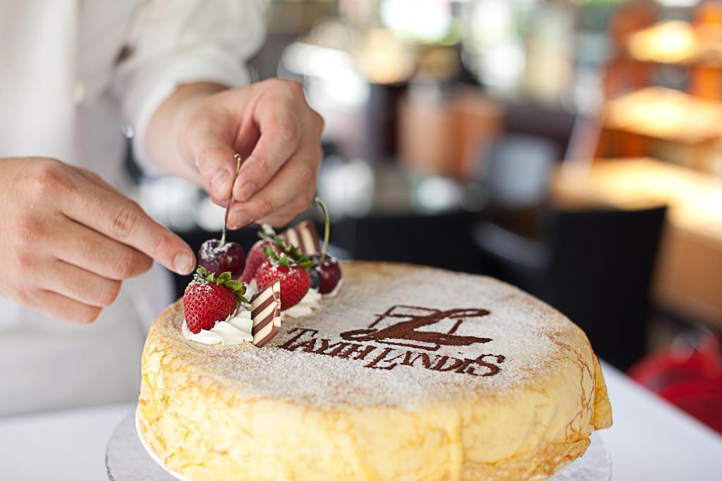 โรงแรมต้าอี้ แลนดิส ไทหนาน ไถหนาน ภายนอก รูปภาพ A pastry chef decorating a cake