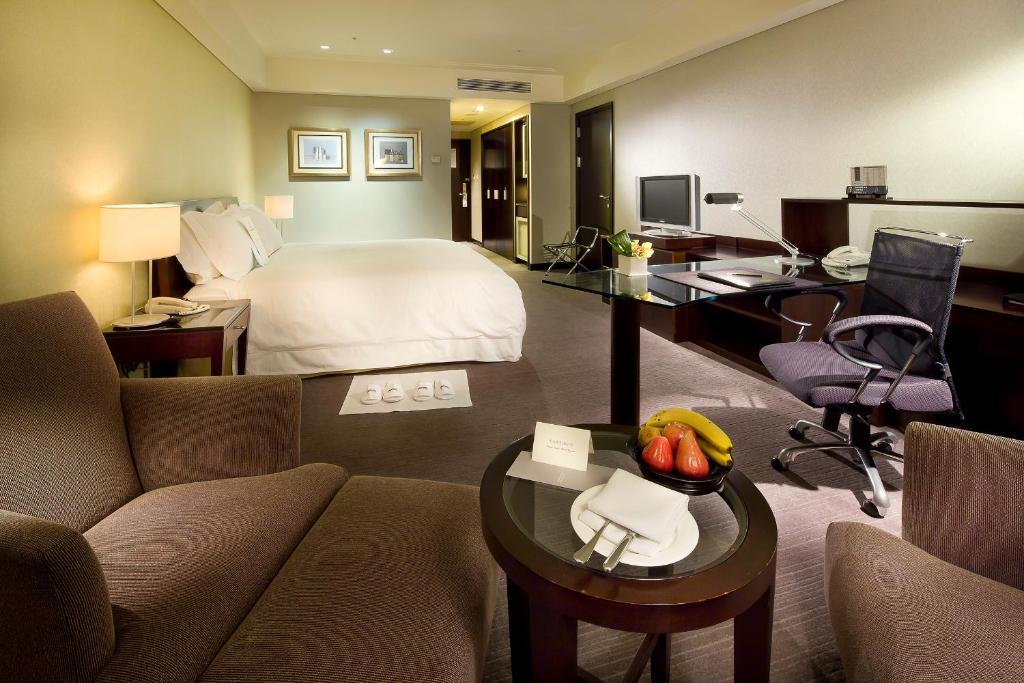 โรงแรมต้าอี้ แลนดิส ไทหนาน ไถหนาน ภายนอก รูปภาพ A room at the Conrad Hong Kong