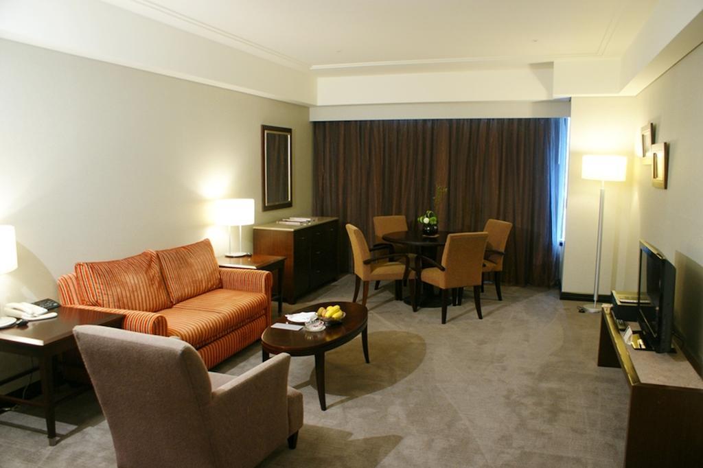 โรงแรมต้าอี้ แลนดิส ไทหนาน ไถหนาน ห้อง รูปภาพ A suite at the hotel
