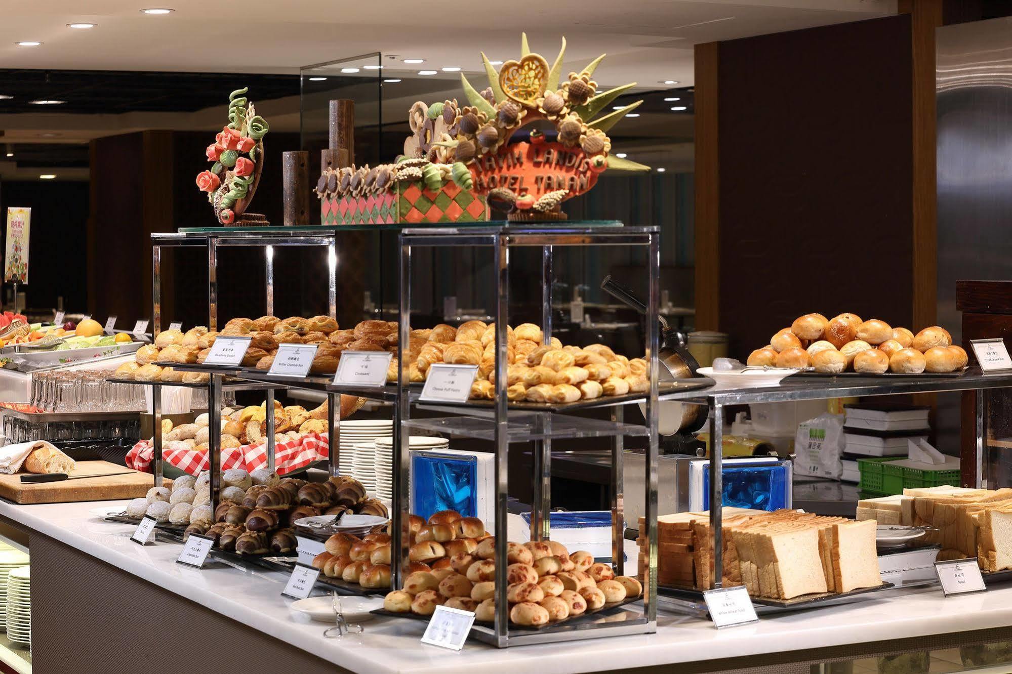 โรงแรมต้าอี้ แลนดิส ไทหนาน ไถหนาน ภายนอก รูปภาพ A bread station