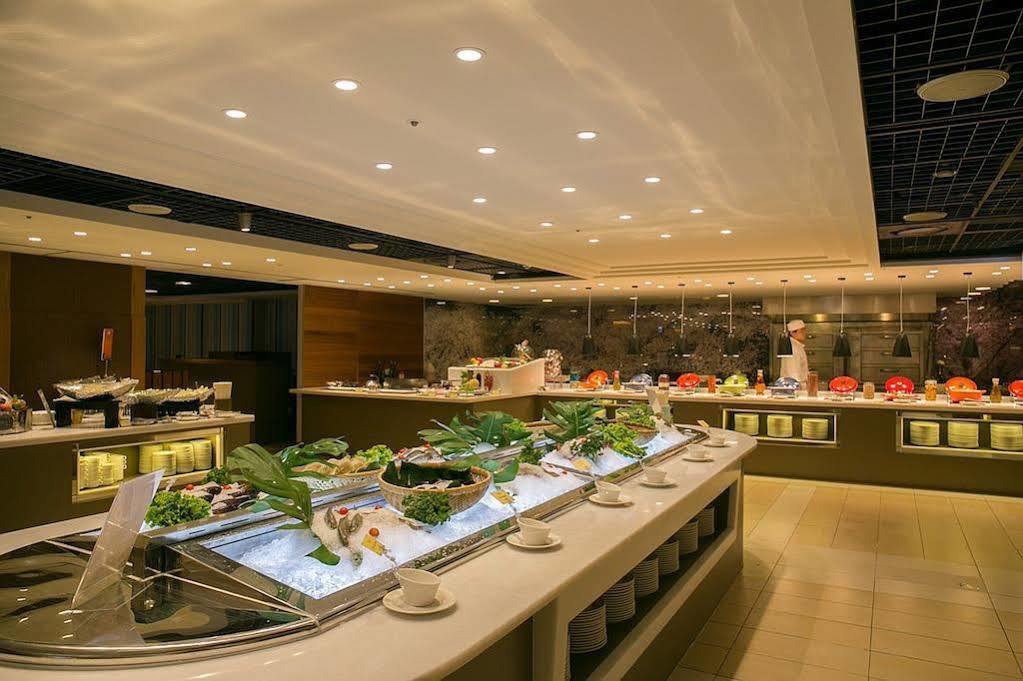 โรงแรมต้าอี้ แลนดิส ไทหนาน ไถหนาน ภายนอก รูปภาพ The buffet at the hotel