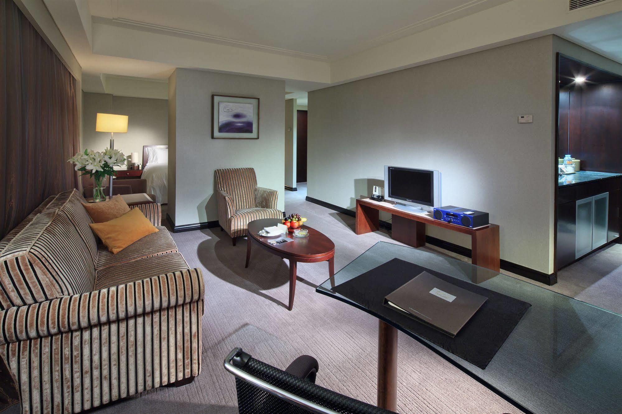 โรงแรมต้าอี้ แลนดิส ไทหนาน ไถหนาน ภายนอก รูปภาพ A suite at the hotel