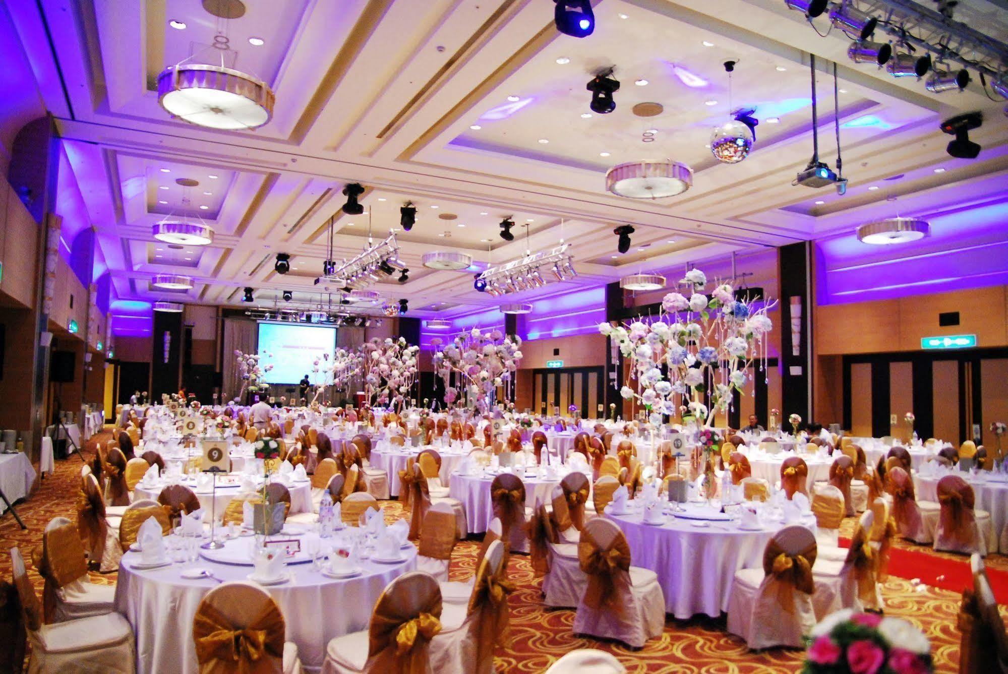 โรงแรมต้าอี้ แลนดิส ไทหนาน ไถหนาน ภายนอก รูปภาพ A wedding reception at the Grand Ballroom