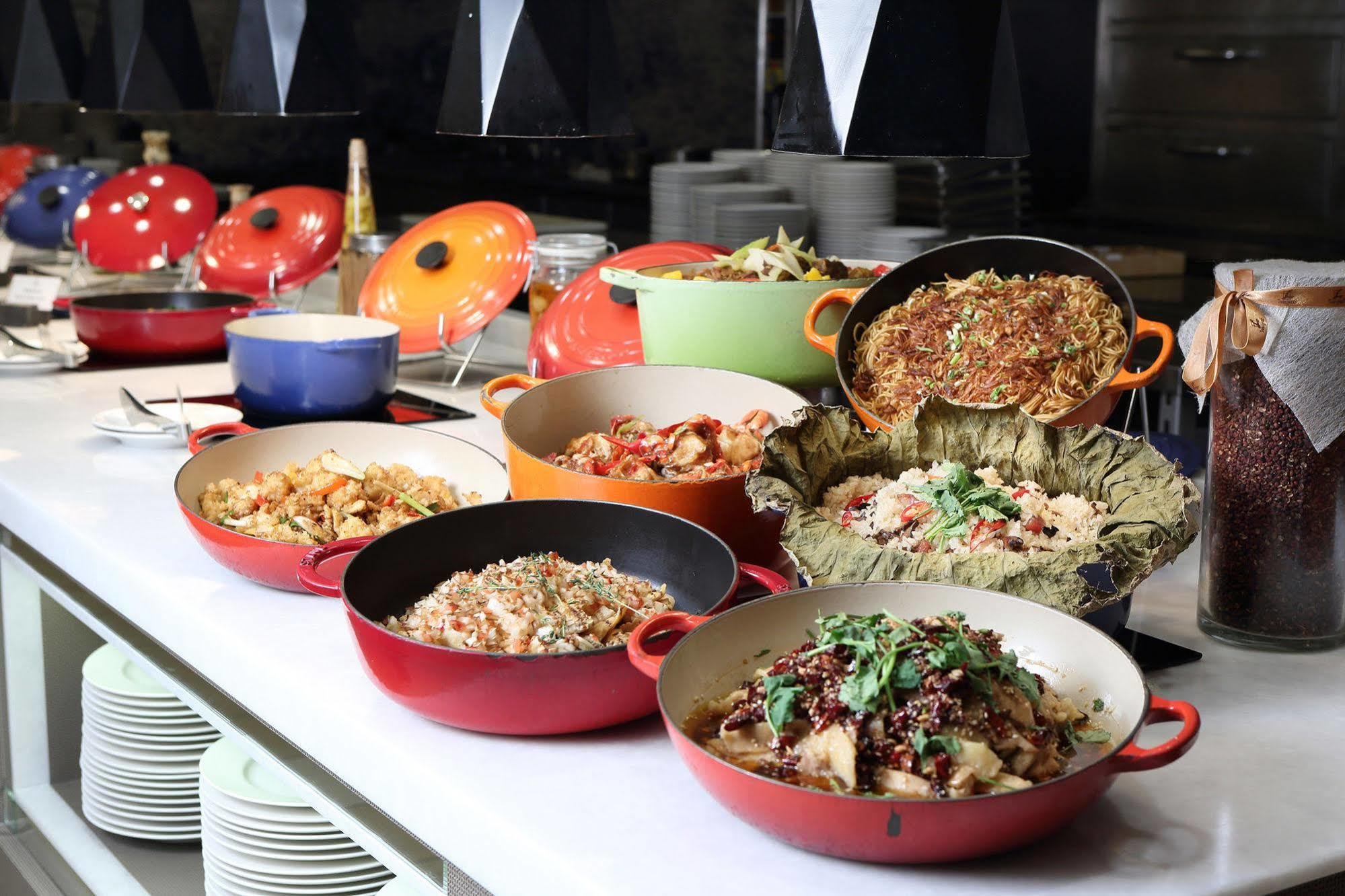 โรงแรมต้าอี้ แลนดิส ไทหนาน ไถหนาน ภายนอก รูปภาพ Le Creuset cookware