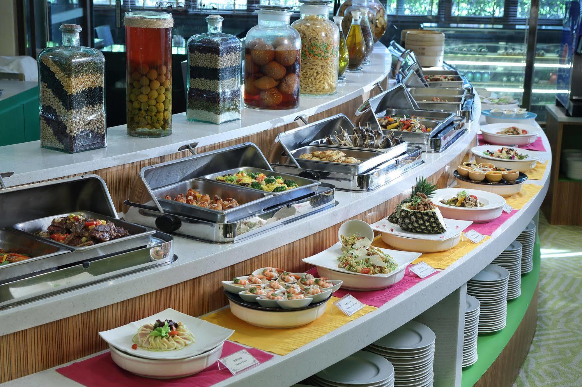 โรงแรมต้าอี้ แลนดิส ไทหนาน ไถหนาน ภายนอก รูปภาพ A salad bar