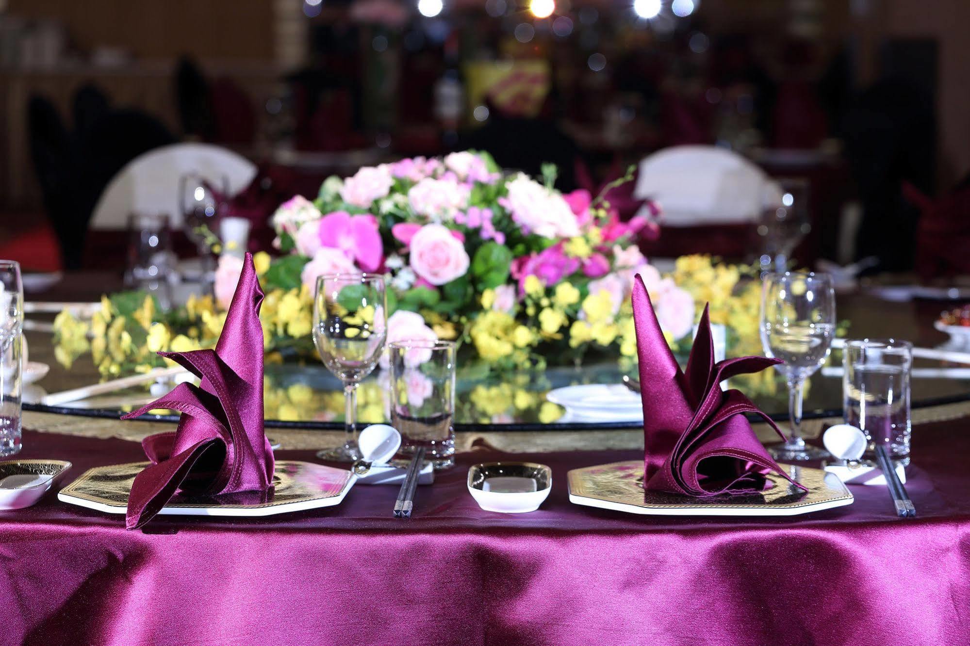 โรงแรมต้าอี้ แลนดิส ไทหนาน ไถหนาน ภายนอก รูปภาพ A table set for a formal dinner