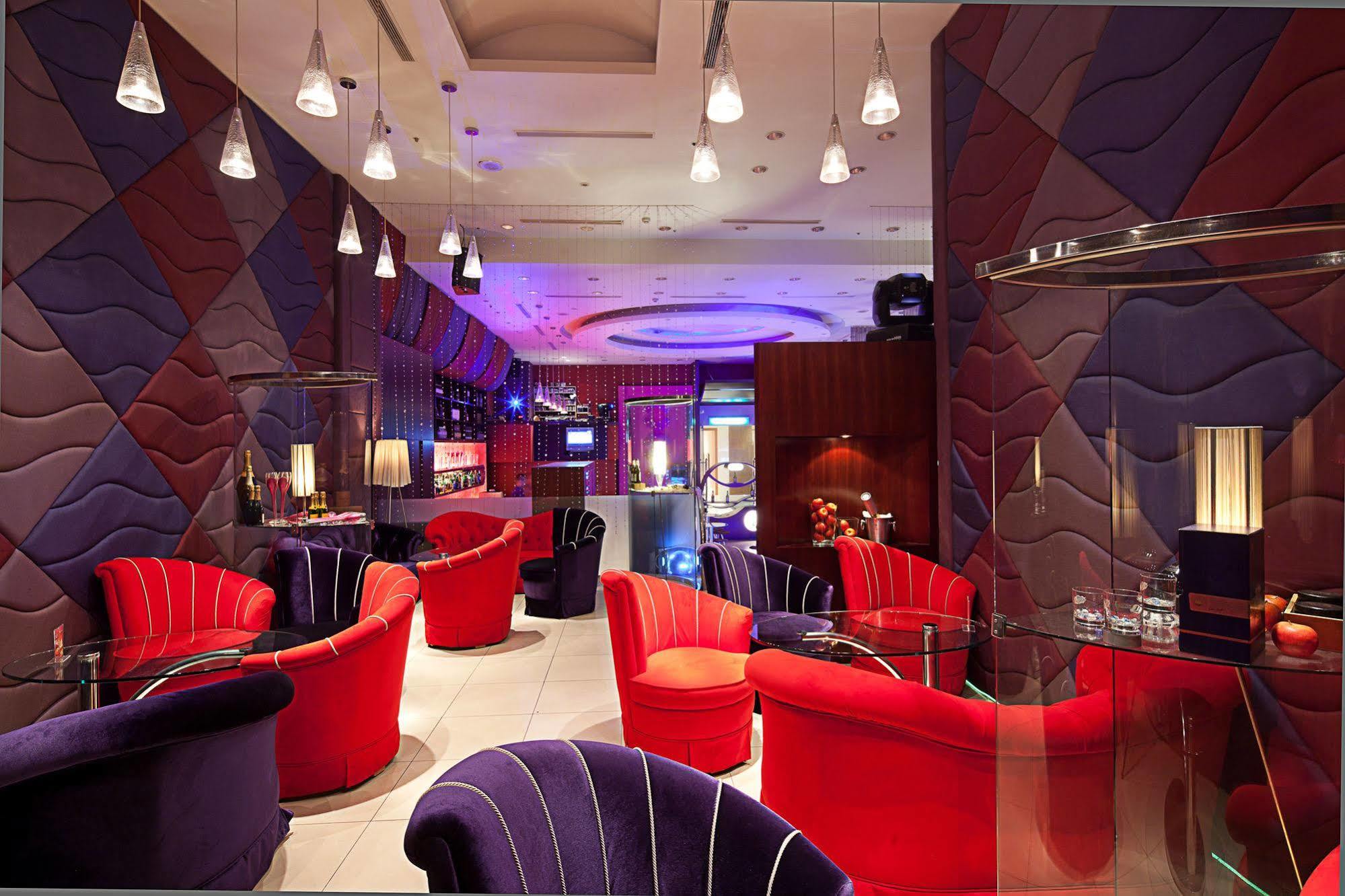โรงแรมต้าอี้ แลนดิส ไทหนาน ไถหนาน ภายนอก รูปภาพ The interior of the nightclub
