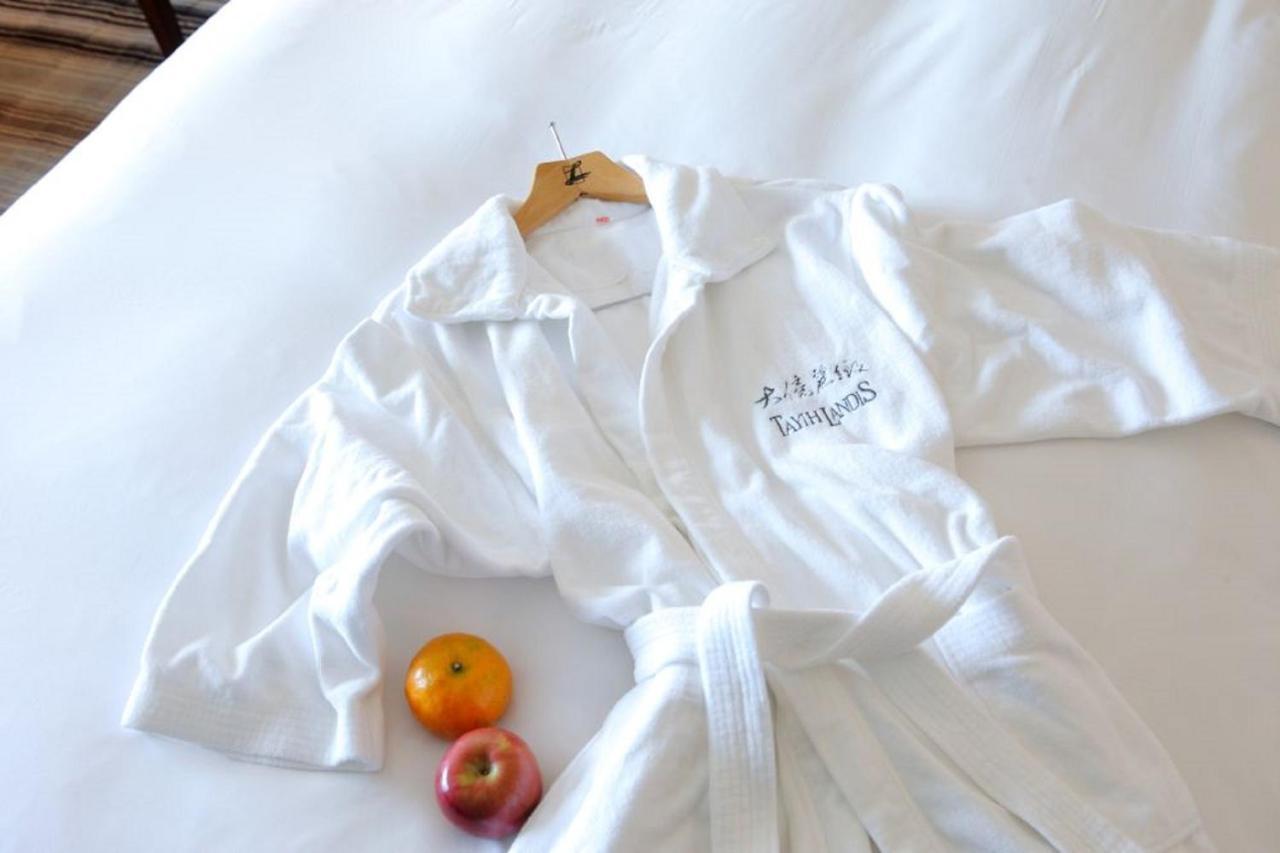 โรงแรมต้าอี้ แลนดิส ไทหนาน ไถหนาน ภายนอก รูปภาพ A bathrobe