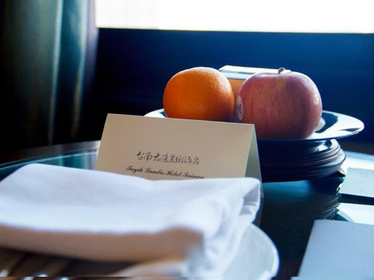 โรงแรมต้าอี้ แลนดิส ไทหนาน ไถหนาน ภายนอก รูปภาพ A turndown service card