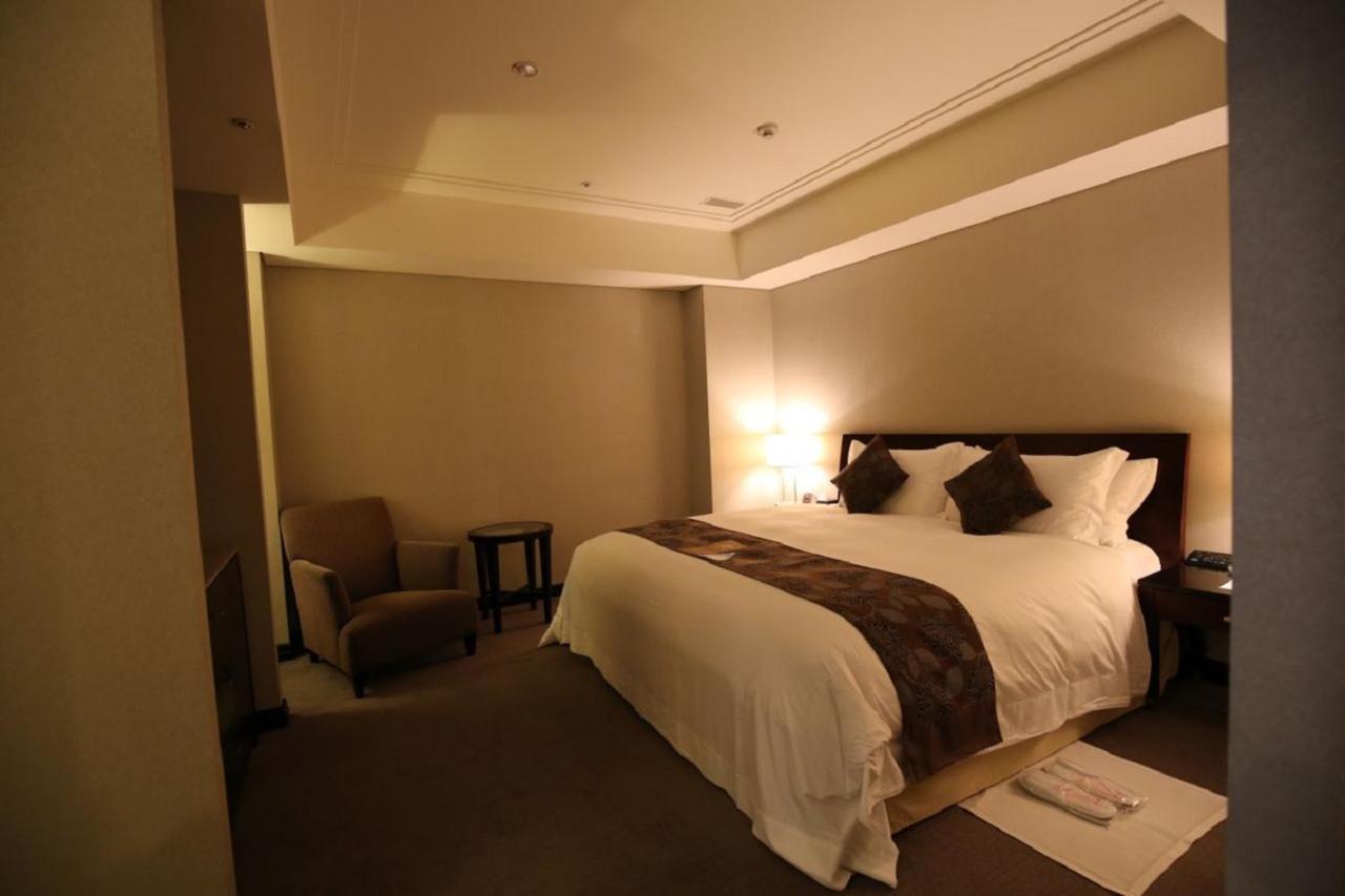 โรงแรมต้าอี้ แลนดิส ไทหนาน ไถหนาน ภายนอก รูปภาพ A room at the hotel